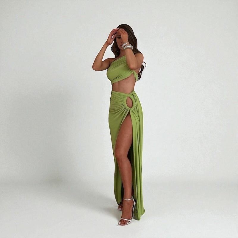 Este Conjunto de Dos Piezas en vibrante color
(Rosa, Verde) combina sensualidad y elegancia.
