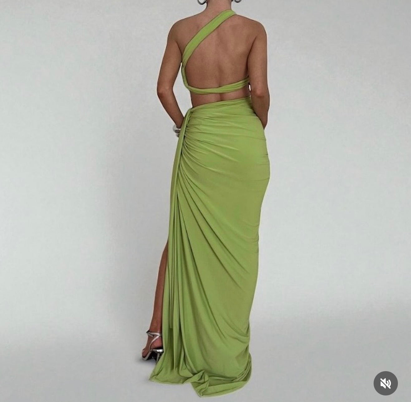 Este Conjunto de Dos Piezas en vibrante color
(Rosa, Verde) combina sensualidad y elegancia.